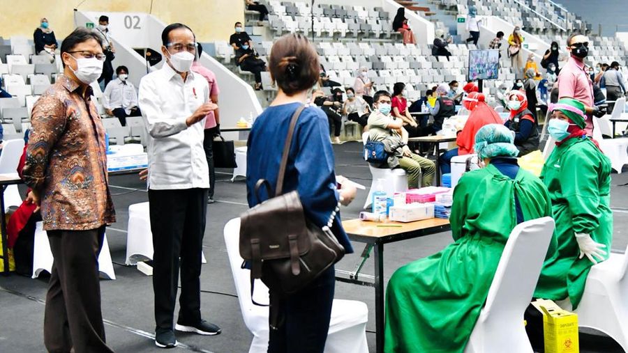Presiden Joko Widodo meninjau vaksinasi massal covid-19 di Istora Senayan. (Biro Pers Sekretariat Presiden/ Laily Rachev)