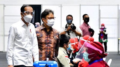 Presiden Joko Widodo meninjau vaksinasi massal covid-19 di Istora Senayan. (Biro Pers Sekretariat Presiden/ Laily Rachev)