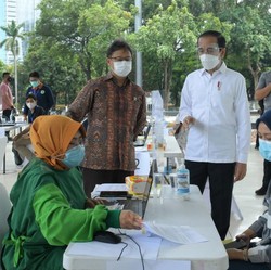 SPG Mal & Jasa Lainnya Masuk Vaksinasi Prioritas, Pak Jokowi?