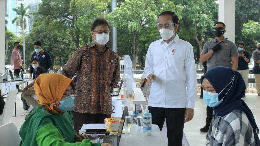 Presiden Joko Widodo meninjau vaksinasi massal covid-19 di Istora Senayan. (Biro Pers Sekretariat Presiden/ Kris)