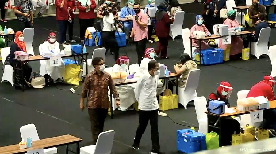 Presiden Joko Widodo meninjau vaksinasi massal covid-19 di Istora Senayan