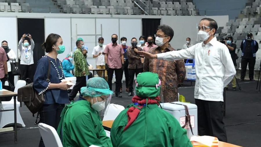 Presiden Joko Widodo meninjau vaksinasi massal covid-19 di Istora Senayan. (Biro Pers Sekretariat Presiden/ Kris)