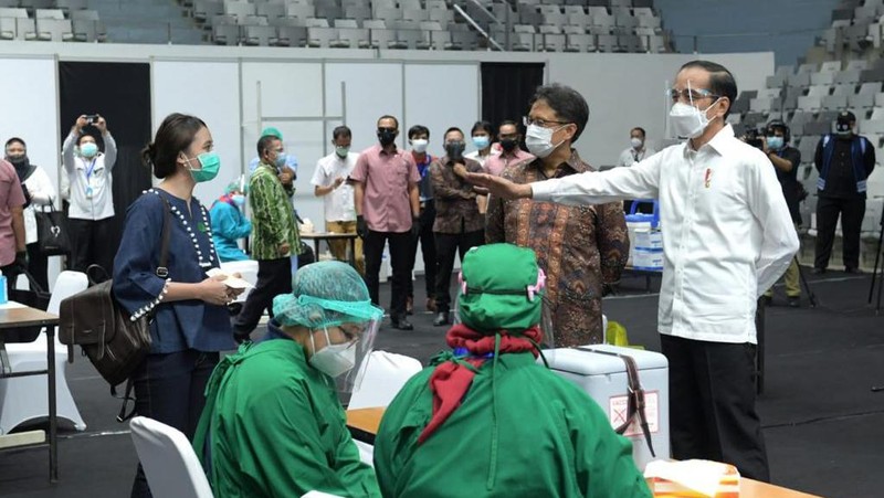 Presiden Joko Widodo meninjau vaksinasi massal covid-19 di Istora Senayan. (Biro Pers Sekretariat Presiden/ Kris)