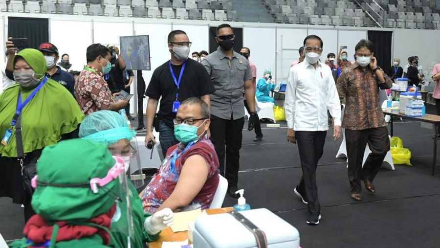 Presiden Joko Widodo meninjau vaksinasi massal covid-19 di Istora Senayan. (Biro Pers Sekretariat Presiden/ Kris)