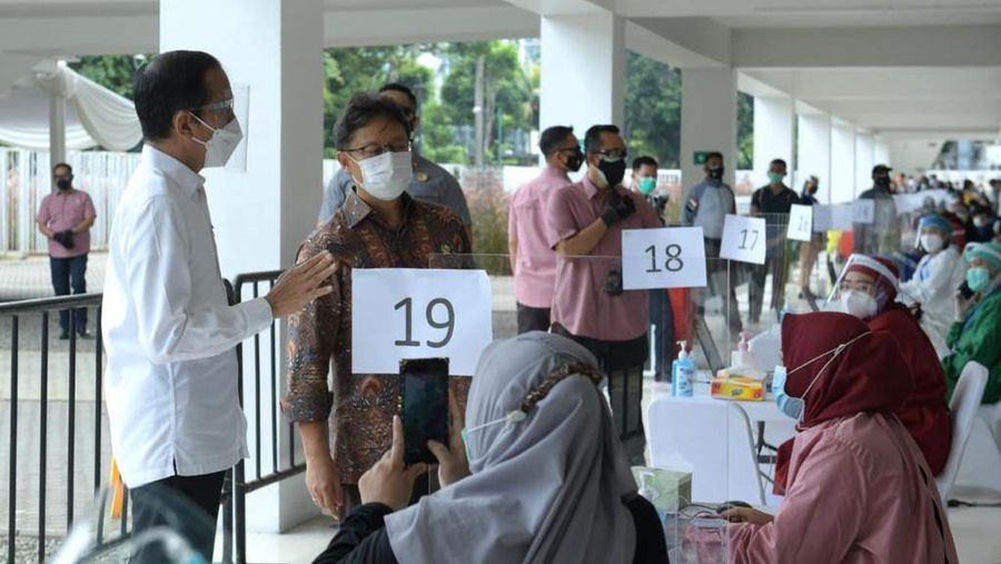 Presiden Joko Widodo meninjau vaksinasi massal covid-19 di Istora Senayan