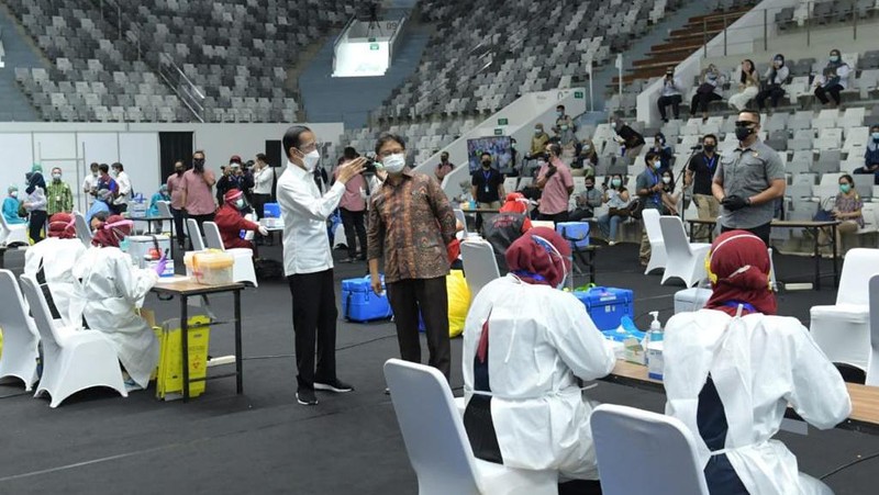 Presiden Joko Widodo meninjau vaksinasi massal covid-19 di Istora Senayan. (Biro Pers Sekretariat Presiden/ Kris)