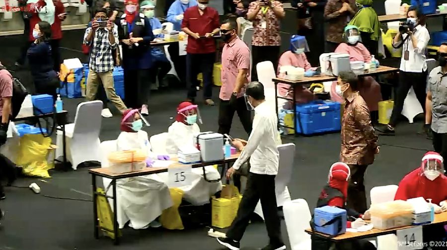 Presiden Joko Widodo meninjau vaksinasi massal covid-19 di Istora Senayan. (Tangkapan Layar Youtube Sekretariat Presiden)