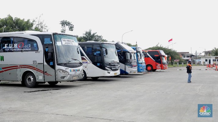 Bus Antar Kota Antar Provinsi menunggu penumpang di Terminal Pondok Cabe, Tangerang Selatan, Kamis (4/2/2021). Badan Pengelola Transportasi Jabodetabek (BPTJ) menyebutkan, selama adanya kebijakan Pembatasan Kegiatan Masyarakat (PPKM) berdampak pada penurunan jumlah penumpang Angkutan Antar Kota Antar Provinsi (AKAP). sementara Ketua Umum Ikatan Pengusaha Otobus Muda Indonesia (IPOMI) mengungkapkan, sekitar 40 persen perusahaan Bus AKAP berpotensi gulung tikar pada tahun ini. Hal itu terlihat dari banyaknya PO Bus yang pembayaran cicilan utangnya tak lancar.   (CNBC Indonesia/ Muhammad Sabki)