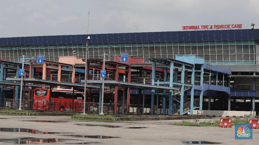 Bus Antar Kota Antar Provinsi menunggu penumpang di Terminal Pondok Cabe, Tangerang Selatan, Kamis (4/2/2021). Badan Pengelola Transportasi Jabodetabek (BPTJ) menyebutkan, selama adanya kebijakan Pembatasan Kegiatan Masyarakat (PPKM) berdampak pada penurunan jumlah penumpang Angkutan Antar Kota Antar Provinsi (AKAP). sementara Ketua Umum Ikatan Pengusaha Otobus Muda Indonesia (IPOMI) mengungkapkan, sekitar 40 persen perusahaan Bus AKAP berpotensi gulung tikar pada tahun ini. Hal itu terlihat dari banyaknya PO Bus yang pembayaran cicilan utangnya tak lancar.   (CNBC Indonesia/ Muhammad Sabki)