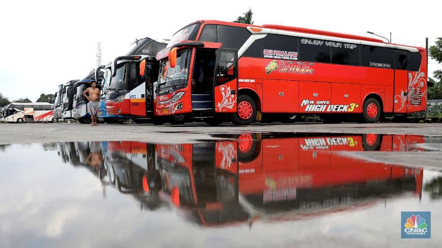 Bus Antar Kota Antar Provinsi menunggu penumpang di Terminal Pondok Cabe, Tangerang Selatan, Kamis (4/2/2021). Badan Pengelola Transportasi Jabodetabek (BPTJ) menyebutkan, selama adanya kebijakan Pembatasan Kegiatan Masyarakat (PPKM) berdampak pada penurunan jumlah penumpang Angkutan Antar Kota Antar Provinsi (AKAP). sementara Ketua Umum Ikatan Pengusaha Otobus Muda Indonesia (IPOMI) mengungkapkan, sekitar 40 persen perusahaan Bus AKAP berpotensi gulung tikar pada tahun ini. Hal itu terlihat dari banyaknya PO Bus yang pembayaran cicilan utangnya tak lancar. (CNBC Indonesia/ Muhammad Sabki)