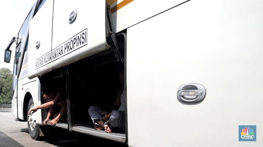 Bus Antar Kota Antar Provinsi menunggu penumpang di Terminal Pondok Cabe, Tangerang Selatan, Kamis (4/2/2021). Badan Pengelola Transportasi Jabodetabek (BPTJ) menyebutkan, selama adanya kebijakan Pembatasan Kegiatan Masyarakat (PPKM) berdampak pada penurunan jumlah penumpang Angkutan Antar Kota Antar Provinsi (AKAP). sementara Ketua Umum Ikatan Pengusaha Otobus Muda Indonesia (IPOMI) mengungkapkan, sekitar 40 persen perusahaan Bus AKAP berpotensi gulung tikar pada tahun ini. Hal itu terlihat dari banyaknya PO Bus yang pembayaran cicilan utangnya tak lancar.   (CNBC Indonesia/ Muhammad Sabki)