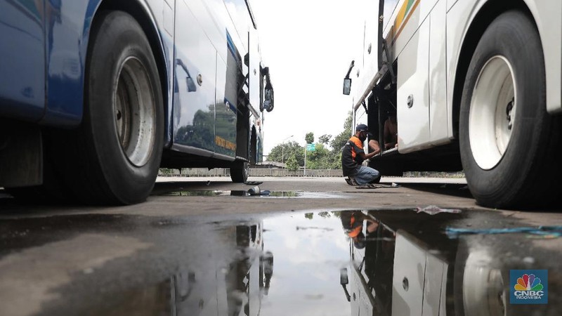 Bus Antar Kota Antar Provinsi menunggu penumpang di Terminal Pondok Cabe, Tangerang Selatan, Kamis (4/2/2021). Badan Pengelola Transportasi Jabodetabek (BPTJ) menyebutkan, selama adanya kebijakan Pembatasan Kegiatan Masyarakat (PPKM) berdampak pada penurunan jumlah penumpang Angkutan Antar Kota Antar Provinsi (AKAP). sementara Ketua Umum Ikatan Pengusaha Otobus Muda Indonesia (IPOMI) mengungkapkan, sekitar 40 persen perusahaan Bus AKAP berpotensi gulung tikar pada tahun ini. Hal itu terlihat dari banyaknya PO Bus yang pembayaran cicilan utangnya tak lancar.   (CNBC Indonesia/ Muhammad Sabki)