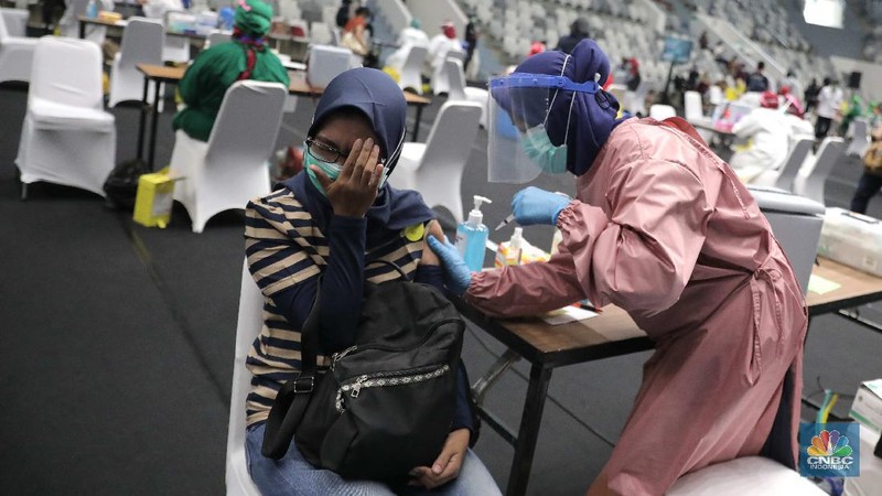 Sejumlah tenaga medis mengikuti proses vaksinasi Covid-19 di Istora Senayan, Kamis, 4 Februari 2021. Ribuan tenaga kesehatan akan menerima vaksinasi covid-19 tahap pertama di Istora Senayan, Jakarta. Vaksinasi massal ini digelar mulai pukul 08.00-16.00 WIB. Vaksinasi dilakukan secara teratur dengan menerapkan protokol kesehatan yang ketat. Peserta terpilih yang telah mendapatkan email konfirmasi, nantinya akan diberitahukan tempat dan jam kehadiran. Vaksinasi massal ini diperuntukan bagi tenaga kesehatan yang belum mendapatkan vaksin. Dalam vaksinasi massal ini, Pemprov menargetkan untuk menyuntik 6.000 tenaga kesehatan. Vaksinasi ini untuk penyuntikan dosis pertama Sinovac. (CNBC Indonesia/ Muhammad Sabki)