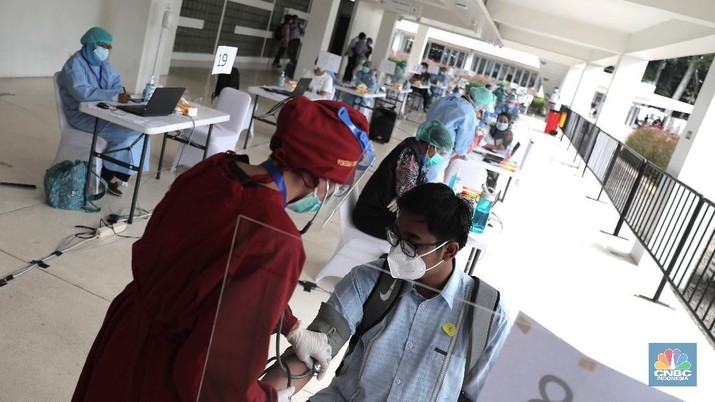 Sejumlah tenaga medis mengikuti proses vaksinasi Covid-19 di Istora Senayan, Kamis, 4 Februari 2021. Ribuan tenaga kesehatan akan menerima vaksinasi covid-19 tahap pertama di Istora Senayan, Jakarta. Vaksinasi massal ini digelar mulai pukul 08.00-16.00 WIB. Vaksinasi dilakukan secara teratur dengan menerapkan protokol kesehatan yang ketat. Peserta terpilih yang telah mendapatkan email konfirmasi, nantinya akan diberitahukan tempat dan jam kehadiran. Vaksinasi massal ini diperuntukan bagi tenaga kesehatan yang belum mendapatkan vaksin. Dalam vaksinasi massal ini, Pemprov menargetkan untuk menyuntik 6.000 tenaga kesehatan. Vaksinasi ini untuk penyuntikan dosis pertama Sinovac. (CNBC Indonesia/ Muhammad Sabki)