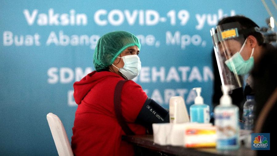 Sejumlah tenaga medis mengikuti proses vaksinasi Covid-19 di Istora Senayan, Kamis, 4 Februari 2021. Ribuan tenaga kesehatan akan menerima vaksinasi covid-19 tahap pertama di Istora Senayan, Jakarta. Vaksinasi massal ini digelar mulai pukul 08.00-16.00 WIB. Vaksinasi dilakukan secara teratur dengan menerapkan protokol kesehatan yang ketat. Peserta terpilih yang telah mendapatkan email konfirmasi, nantinya akan diberitahukan tempat dan jam kehadiran. Vaksinasi massal ini diperuntukan bagi tenaga kesehatan yang belum mendapatkan vaksin. Dalam vaksinasi massal ini, Pemprov menargetkan untuk menyuntik 6.000 tenaga kesehatan. Vaksinasi ini untuk penyuntikan dosis pertama Sinovac. (CNBC Indonesia/ Muhammad Sabki)
