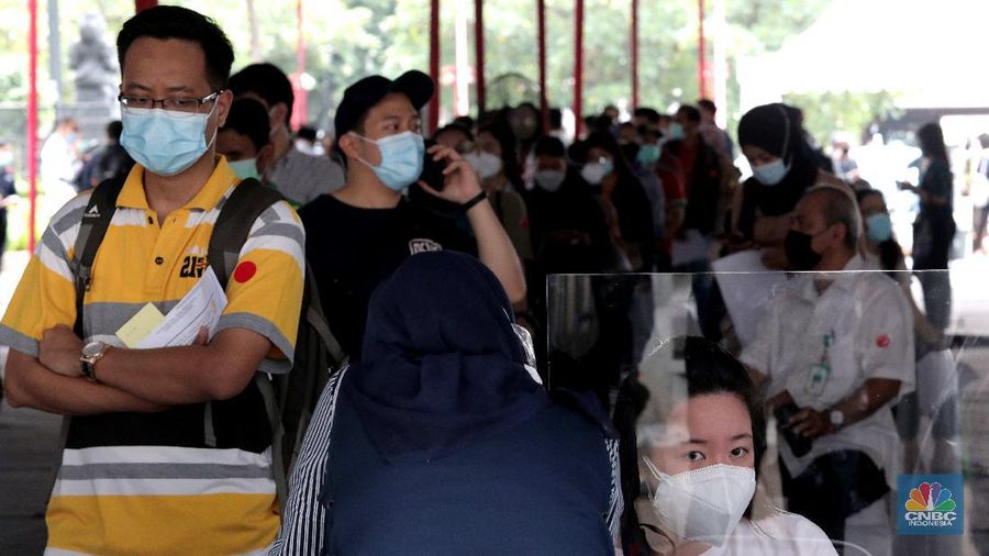 Sejumlah tenaga medis mengikuti proses vaksinasi Covid-19 di Istora Senayan, Kamis, 4 Februari 2021. Ribuan tenaga kesehatan akan menerima vaksinasi covid-19 tahap pertama di Istora Senayan, Jakarta. Vaksinasi massal ini digelar mulai pukul 08.00-16.00 WIB. Vaksinasi dilakukan secara teratur dengan menerapkan protokol kesehatan yang ketat. Peserta terpilih yang telah mendapatkan email konfirmasi, nantinya akan diberitahukan tempat dan jam kehadiran. Vaksinasi massal ini diperuntukan bagi tenaga kesehatan yang belum mendapatkan vaksin. Dalam vaksinasi massal ini, Pemprov menargetkan untuk menyuntik 6.000 tenaga kesehatan. Vaksinasi ini untuk penyuntikan dosis pertama Sinovac. (CNBC Indonesia/ Muhammad Sabki)