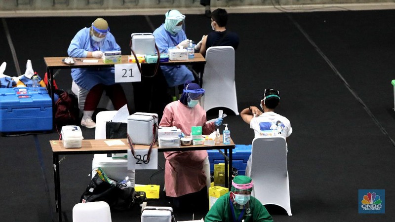 Sejumlah tenaga medis mengikuti proses vaksinasi Covid-19 di Istora Senayan, Kamis, 4 Februari 2021. Ribuan tenaga kesehatan akan menerima vaksinasi covid-19 tahap pertama di Istora Senayan, Jakarta. Vaksinasi massal ini digelar mulai pukul 08.00-16.00 WIB. Vaksinasi dilakukan secara teratur dengan menerapkan protokol kesehatan yang ketat. Peserta terpilih yang telah mendapatkan email konfirmasi, nantinya akan diberitahukan tempat dan jam kehadiran. Vaksinasi massal ini diperuntukan bagi tenaga kesehatan yang belum mendapatkan vaksin. Dalam vaksinasi massal ini, Pemprov menargetkan untuk menyuntik 6.000 tenaga kesehatan. Vaksinasi ini untuk penyuntikan dosis pertama Sinovac. (CNBC Indonesia/ Muhammad Sabki)