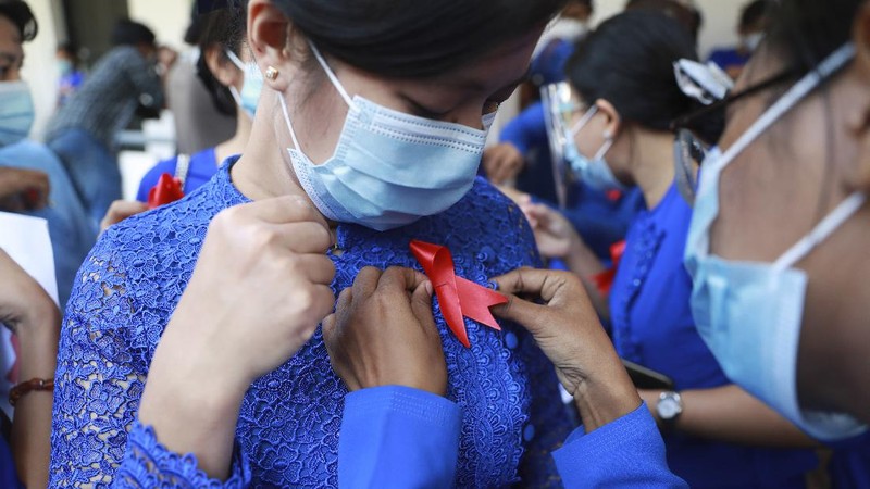Staffers of the University Hospital hold signs that read 