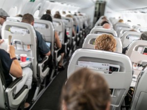 Sering Pakai Legging Saat Naik Pesawat? Pakar Penerbangan Sarankan Hindari Kebiasaan Ini