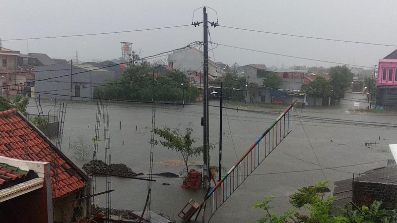 Banjir Semarang (Twitter/@hanungtrishanintyo)