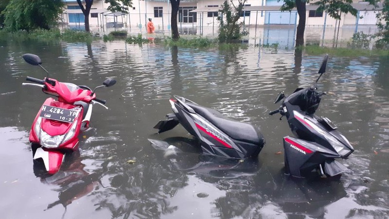 Banjir Semarang (Twitter/@hanungtrishanintyo)