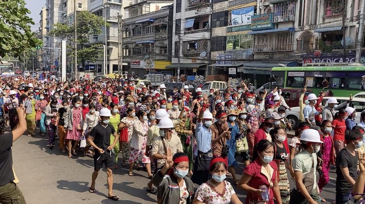 Demo Wrga Sipil Myanmar In this image made from video, protesters flash the three-fingered salute while they march Saturday, Feb. 6, 2021, in Yangon, Myanmar. The military authorities in charge of Myanmar broadened a ban on social media following this week’s coup, shutting access to Twitter and Instagram, while street protests continued to expand Saturday as people gathered again to show their opposition to the army takeover. (AP Photo)
