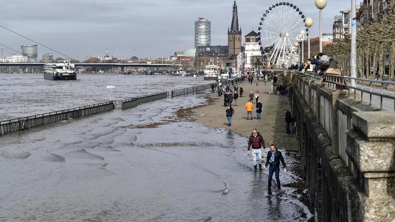 A railroad crossing is surrounded by floodwaters from rain and melting snow in Nidderau near Frankfurt, Germany, Wednesday, Feb. 3, 2021. (AP Photo/Michael Probst)