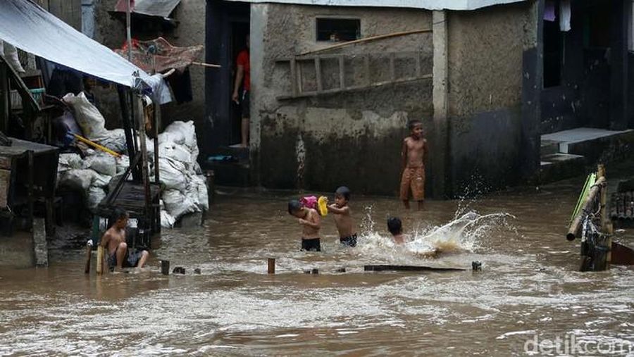 Banjir di Pejaten Timur, Pasar Minggu, Jaksel (Tiara Aliya Azzahra/detikcom)