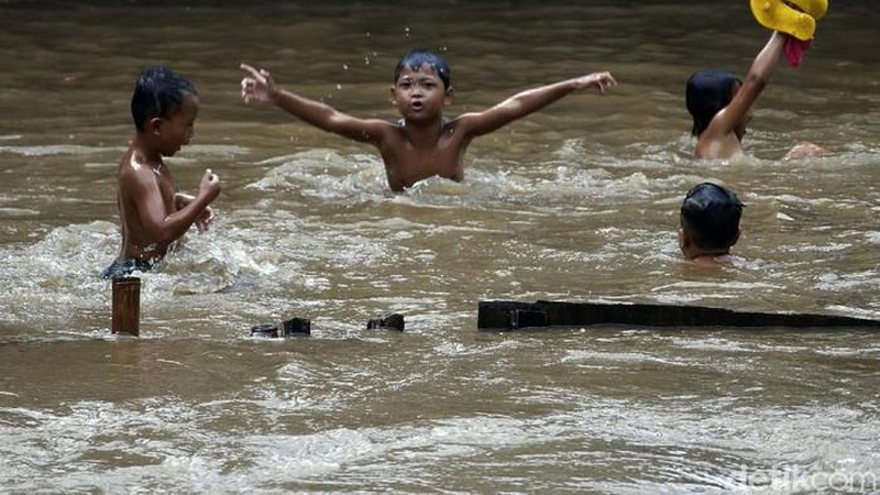 Banjir di Pejaten Timur, Pasar Minggu, Jaksel (Tiara Aliya Azzahra/detikcom)