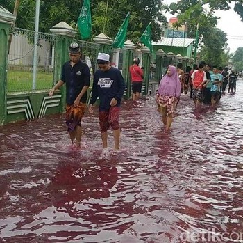 Penampakan Kota Pekalongan Saat Dikepung Banjir 'Darah'