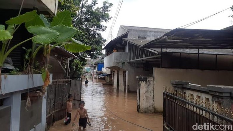 Banjir di Pejaten Timur, Pasar Minggu, Jaksel (Tiara Aliya Azzahra/detikcom)
