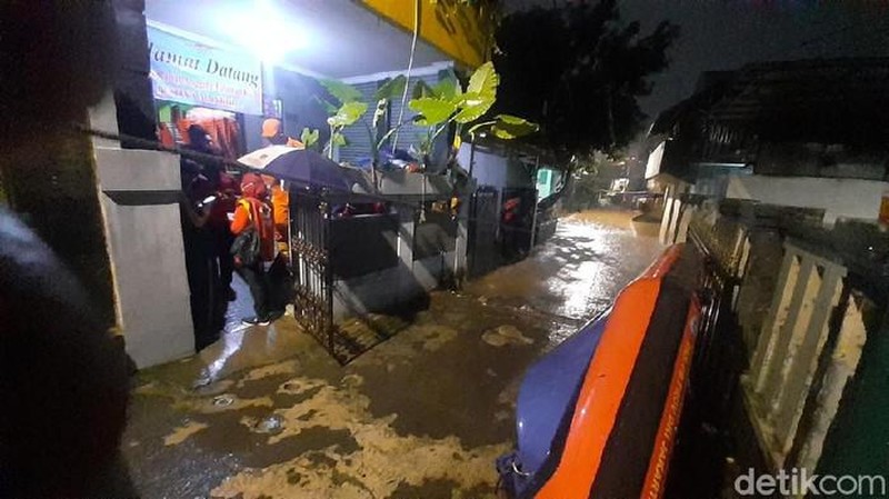 Banjir di Pejaten Timur, Pasar Minggu, Jaksel (Tiara Aliya Azzahra/detikcom)