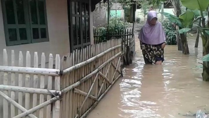 Puluhan rumah di Subang terendam banjir akibat luapan sungai (Foto: Dian Firmansyah)