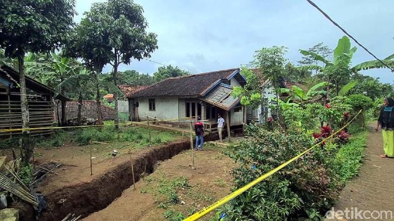 Retakan Akibat Tanah Gerak di Sukabumi. (Syahdan Alamsyah - detikNews)