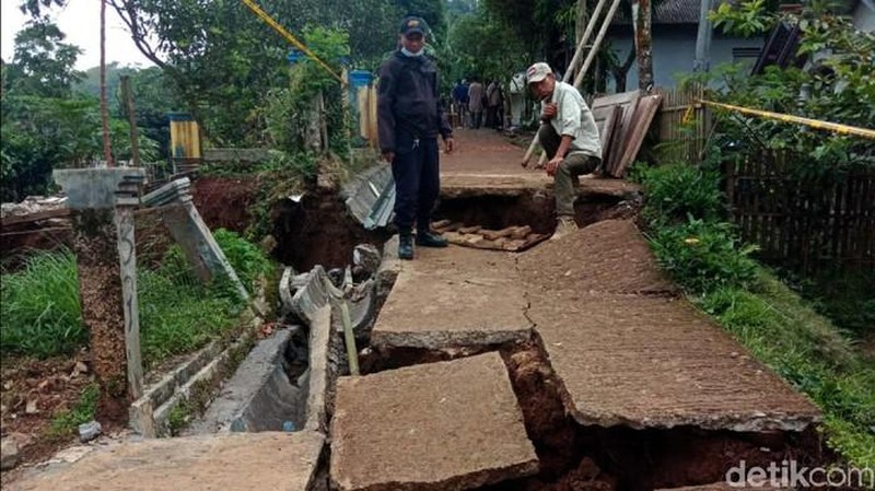 Retakan Akibat Tanah Gerak di Sukabumi. (Syahdan Alamsyah - detikNews)