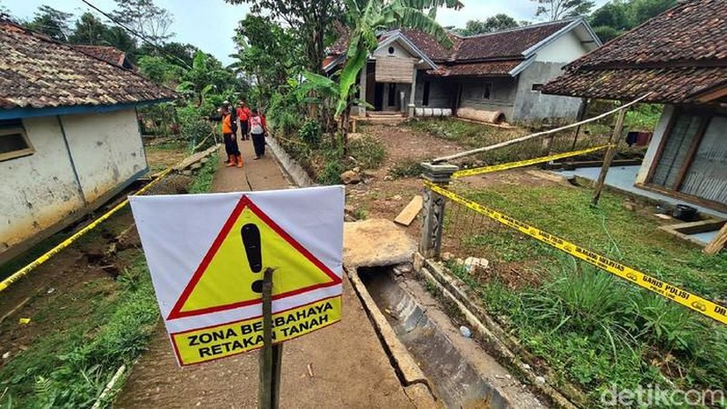 Retakan Akibat Tanah Gerak di Sukabumi. (Syahdan Alamsyah - detikNews)