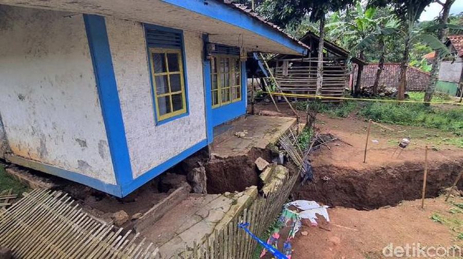 Retakan Akibat Tanah Gerak di Sukabumi. (Syahdan Alamsyah - detikNews)