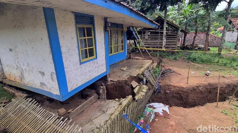 Retakan Akibat Tanah Gerak di Sukabumi. (Syahdan Alamsyah - detikNews)