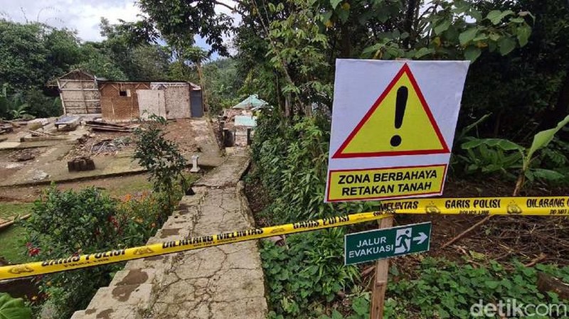 Retakan Akibat Tanah Gerak di Sukabumi. (Syahdan Alamsyah - detikNews)