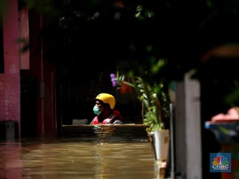 Penampakan Banjir Setinggi 2 Meter 'Mengepung' Kampung Melayu