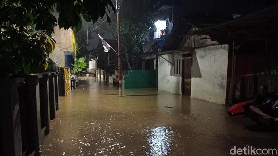 Suasana banjir di Pejaten Timur malam ini