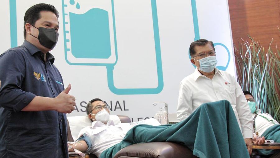 (Ki-ka) Menteri BUMN RI Erick Thohir, Direktur Layanan & Jaringan BNI Ronny Venir, dan Ketua Umum Palang Merah Indonesia (PMI) Jusuf Kalla pada penyelenggaraan Program Plasma BUMN di Jakarta, Senin (8 Februari 2021). Sebagai bagian dari BUMN, pegawai BNI survivor covid di seluruh Indonesia juga berkomitmen untuk menjadi pendonor plasma konvalesen dalam program Plasma BUMN Untuk Indonesia.