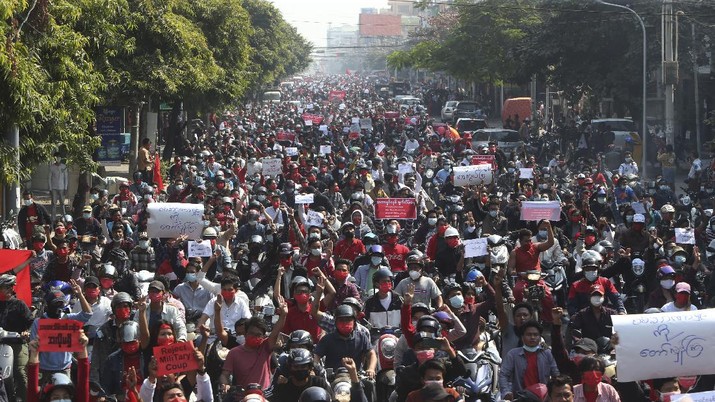 A crowd of protesters fill a street and a bridge in Mandalay, Myanmar on Sunday, Feb. 7, 2021. Tens of thousands of people rallied against the military takeover in Myanmar's biggest city on Yangon Sunday and demanded the release of Aung San Suu Kyi, whose elected government was toppled by the army that also imposed an internet blackout. (AP Photo)