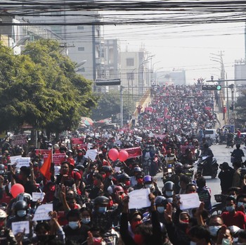 Menyemut! Penampakan Ribuan Warga Myanmar Demo Kecam Kudeta