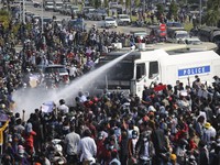 Penampakan Ricuh Militer Myanmar & Massa Penentang Kudeta