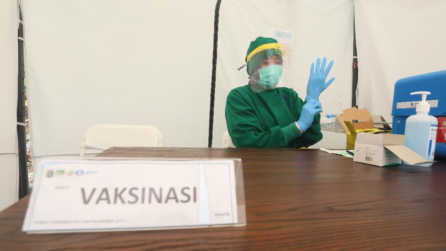 Petugas menyuntikkan vaksin COVID-19 produksi Sinovac kepada tenaga kesehatan berusia lanjut saat kegiatan vaksinasi massal dosis pertama di Puskesmas Kecamatan Kramat Jati, Jakarta, Senin (8/2/2021). Kementerian Kesehatan (Kemenkes) memulai vaksinasi tenaga kesehatan di atas 60 tahun setelah Badan Pengawas Obat dan Makanan (BPOM) mengeluarkan izin penggunaan vaksin tersebut untuk lansia. (CNBC Indonesia/Andrean Kristianto)