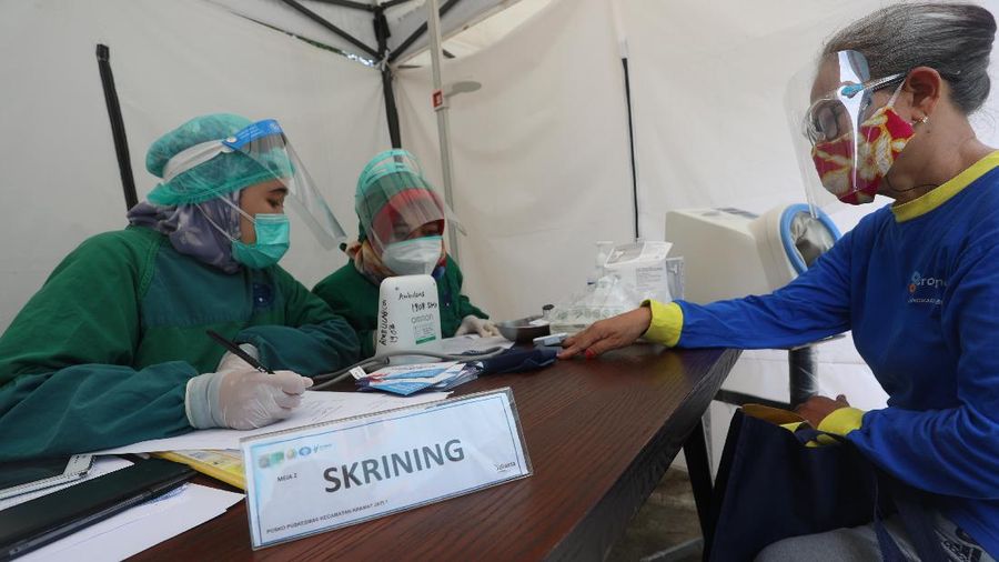 Petugas menyuntikkan vaksin COVID-19 produksi Sinovac kepada tenaga kesehatan berusia lanjut saat kegiatan vaksinasi massal dosis pertama di Puskesmas Kecamatan Kramat Jati, Jakarta, Senin (8/2/2021). Kementerian Kesehatan (Kemenkes) memulai vaksinasi tenaga kesehatan di atas 60 tahun setelah Badan Pengawas Obat dan Makanan (BPOM) mengeluarkan izin penggunaan vaksin tersebut untuk lansia. (CNBC Indonesia/Andrean Kristianto)