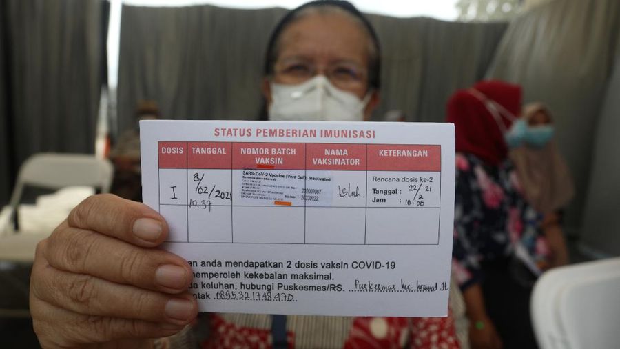 Petugas menyuntikkan vaksin COVID-19 produksi Sinovac kepada tenaga kesehatan berusia lanjut saat kegiatan vaksinasi massal dosis pertama di Puskesmas Kecamatan Kramat Jati, Jakarta, Senin (8/2/2021). Kementerian Kesehatan (Kemenkes) memulai vaksinasi tenaga kesehatan di atas 60 tahun setelah Badan Pengawas Obat dan Makanan (BPOM) mengeluarkan izin penggunaan vaksin tersebut untuk lansia. (CNBC Indonesia/Andrean Kristianto)