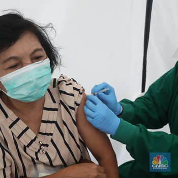 Mengintip Tenaga Kesehatan Lansia yang Divaksinasi Covid-19