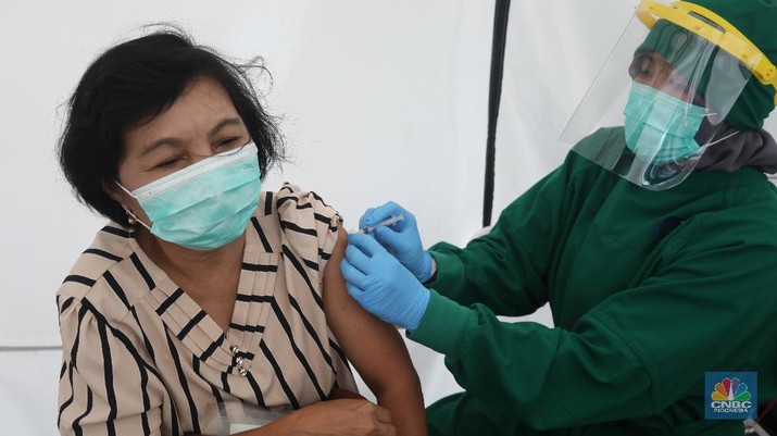 Petugas menyuntikkan vaksin COVID-19 produksi Sinovac kepada tenaga kesehatan berusia lanjut saat kegiatan vaksinasi massal dosis pertama di Puskesmas Kecamatan Kramat Jati, Jakarta, Senin (8/2/2021). Kementerian Kesehatan (Kemenkes) memulai vaksinasi tenaga kesehatan di atas 60 tahun setelah Badan Pengawas Obat dan Makanan (BPOM) mengeluarkan izin penggunaan vaksin tersebut untuk lansia. (CNBC Indonesia/Andrean Kristianto)